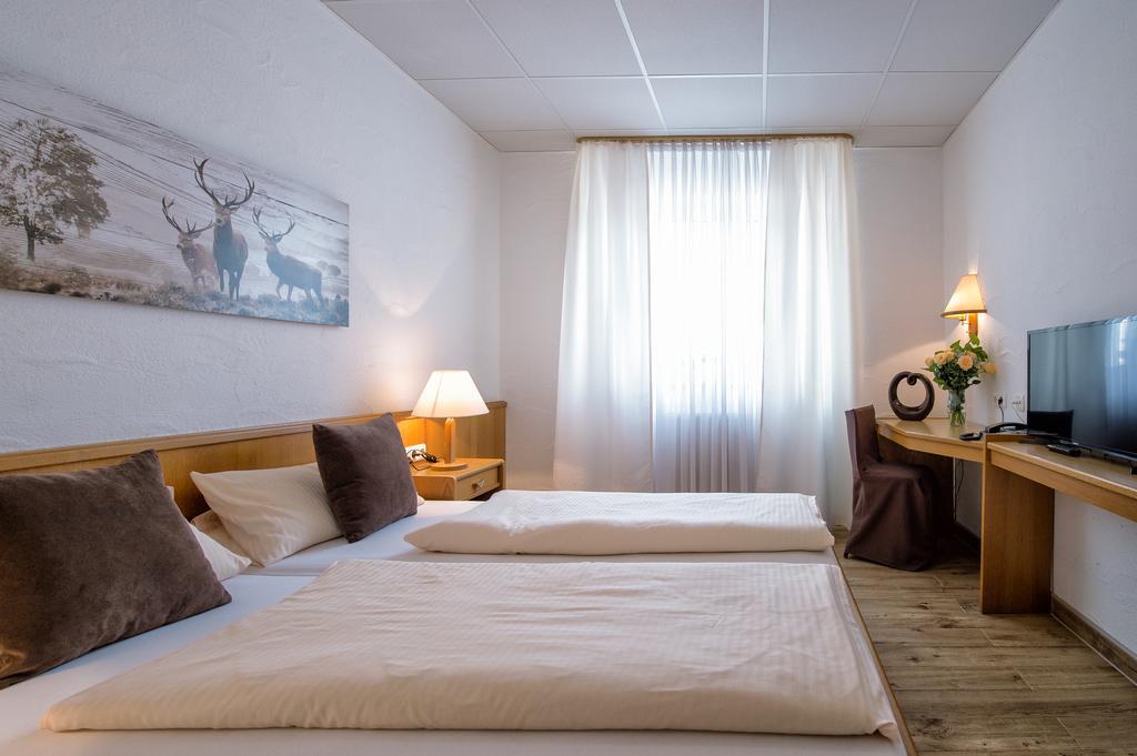 Hotel-Restaurant Schwyzerhuesli Viernheim Bagian luar foto