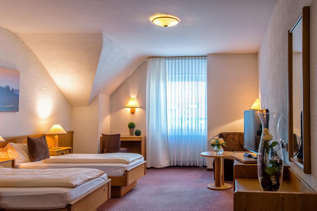 Hotel-Restaurant Schwyzerhuesli Viernheim Bagian luar foto