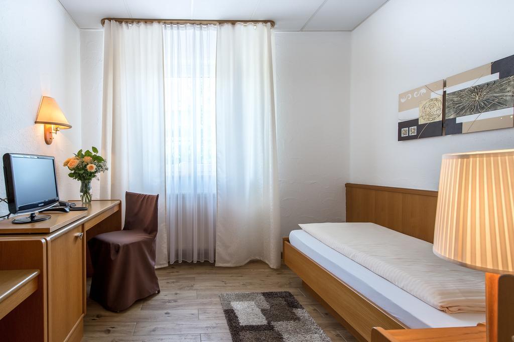 Hotel-Restaurant Schwyzerhuesli Viernheim Bagian luar foto