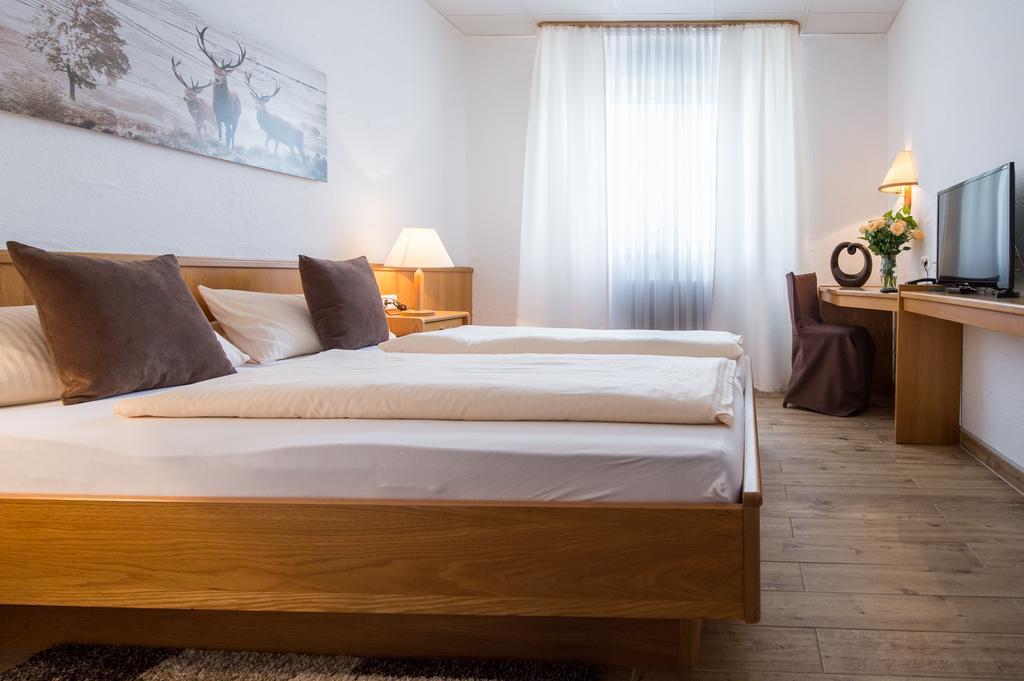Hotel-Restaurant Schwyzerhuesli Viernheim Bagian luar foto